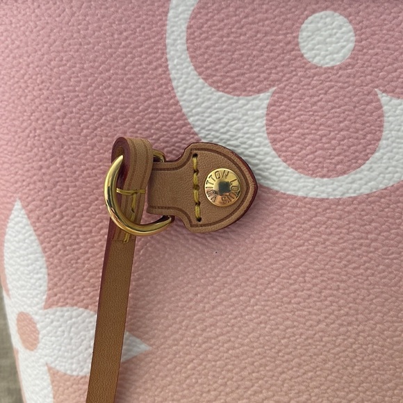 Limited edition Louis Vuitton tote - Picture 2 of 7